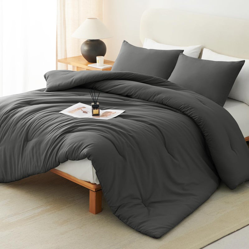 CozyLux طقم لحاف CozyLux Queen باللون الرمادي الداكن 3 قطع بلون رمادي داكن مسامي ومبطن بنمط مبطن أطقم سرير فاخرة ناعمة من الألياف الدقيقة لحاف بديل لجميع المواسم (1 لحاف و2 كيس وسادة) - Image 1